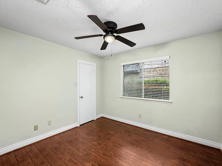 1915 Creek Valley Ln — Photo 13