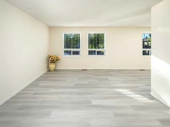 20 W Bernard Way NW, Calgary, AB T3K 2B9