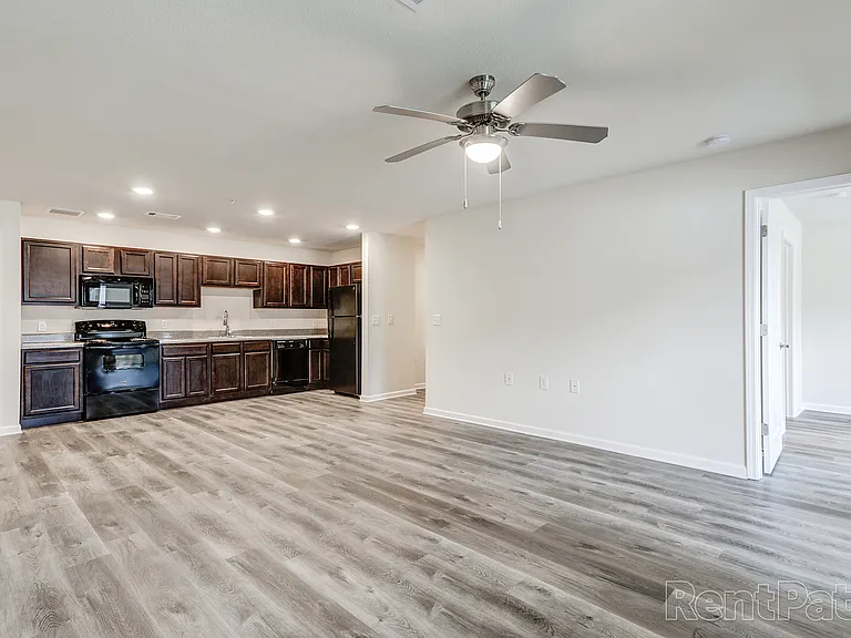 Foxhill Ridge Apartments — Photo 18