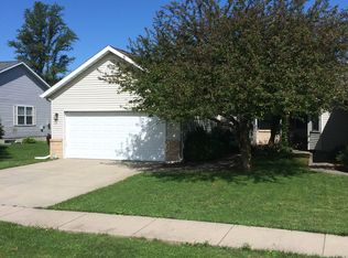 914 Country Ln, Le Roy, IL 61752