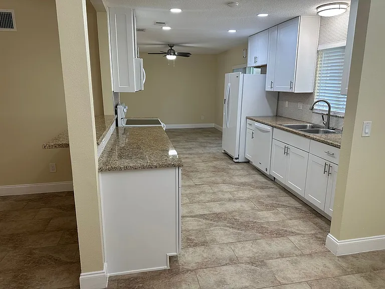 210 Foxwood Dr — Photo 12