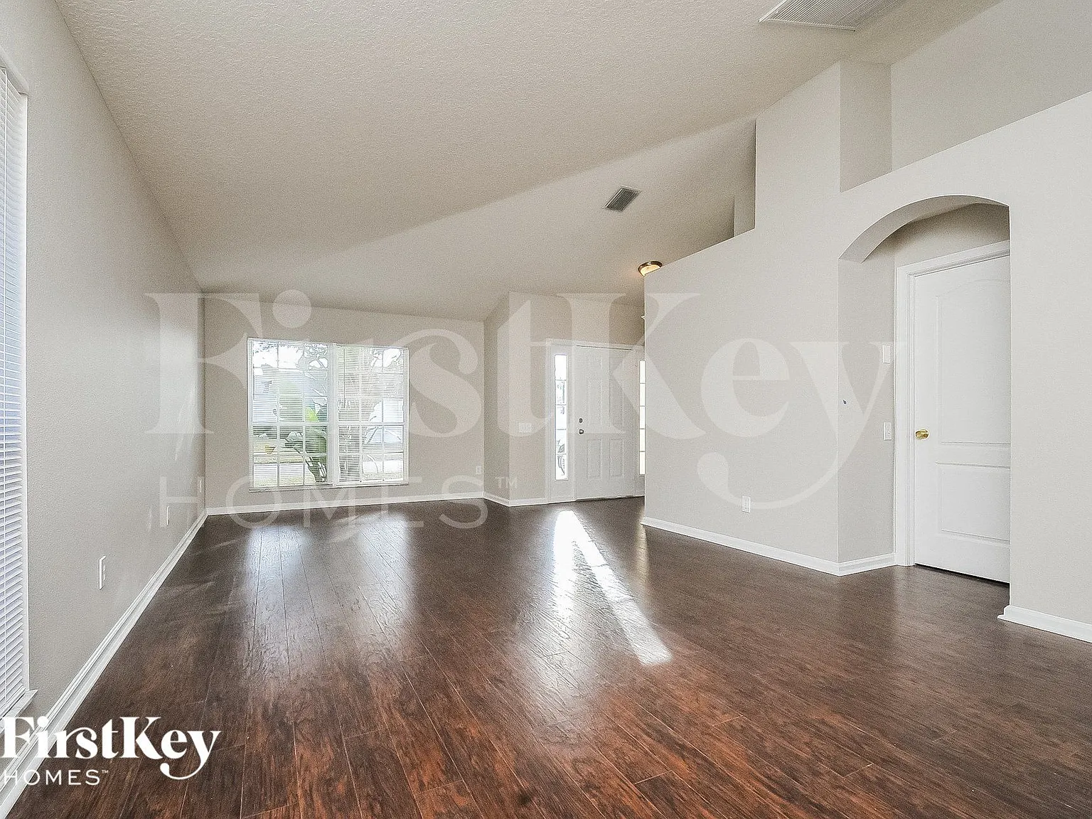 4 bed, 2.0 bath, 1936 sqft, $2,450 — Photo 2