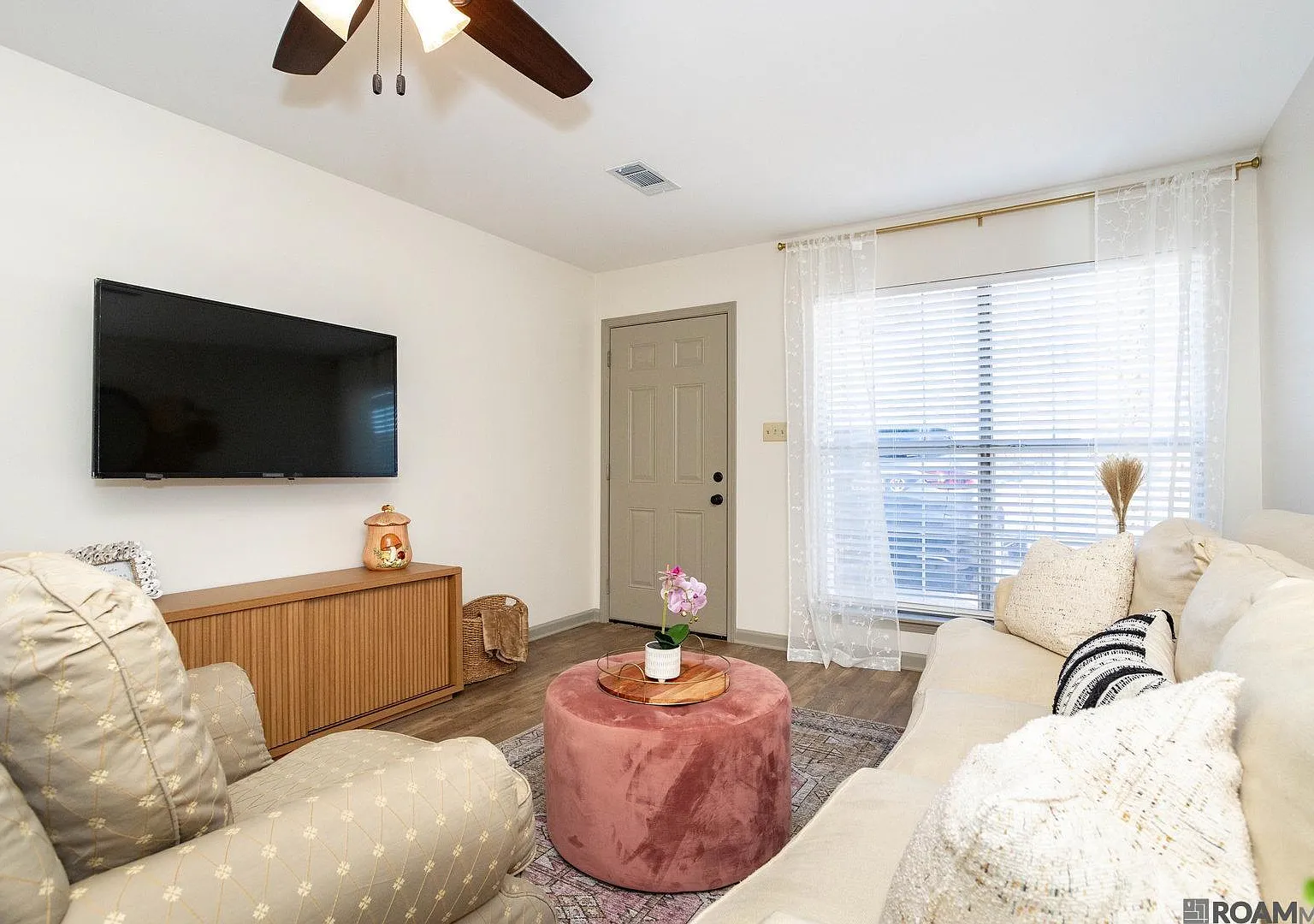 2 bed, 825 sqft, $2,300 — Photo 2
