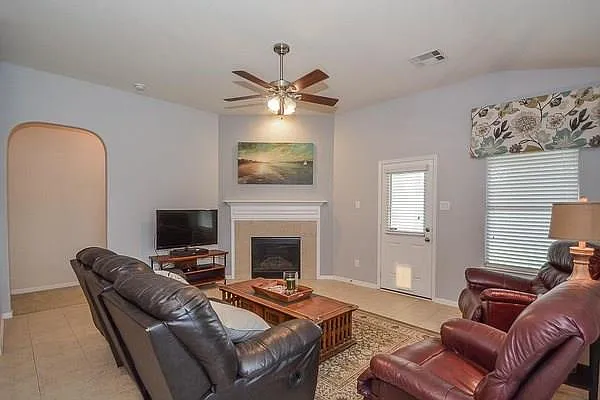 623 W Newport Bnd — Photo 3
