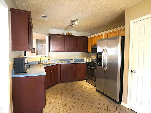 3rd image of 207 Wildflower Ct