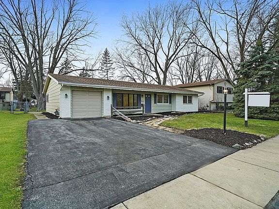 3rd image of 7022 Hawthorne Ln