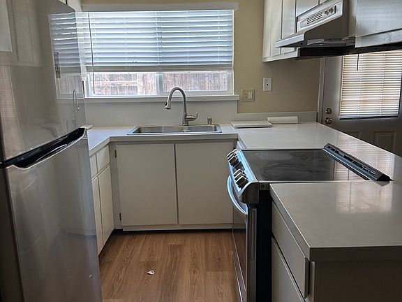 3rd image of 425 Cameron Way
