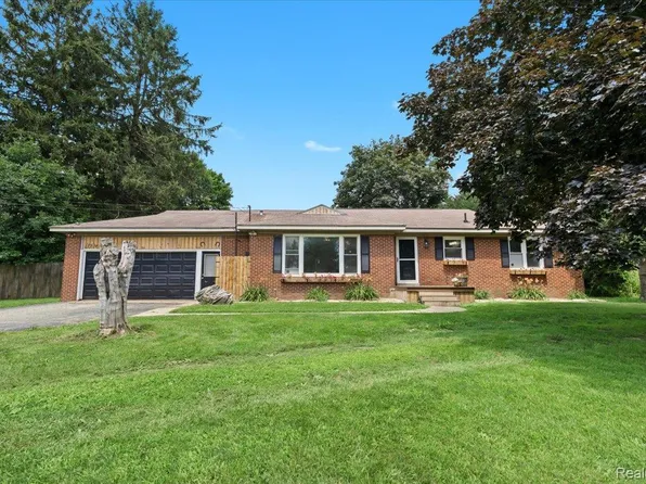 57934 Travis Rd, New Hudson, MI 48165