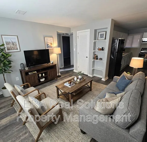 4651 Hilton Ave #B — Photo 2