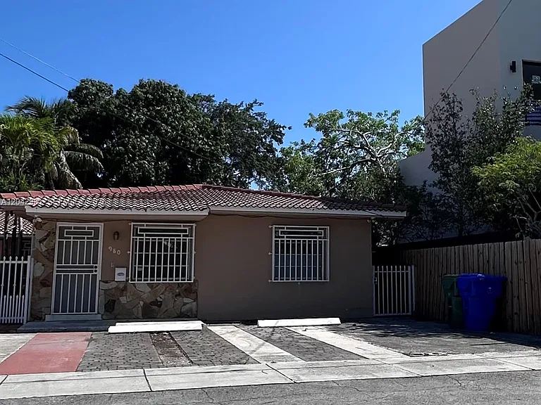 980 SW 10th St #980 — Photo 1