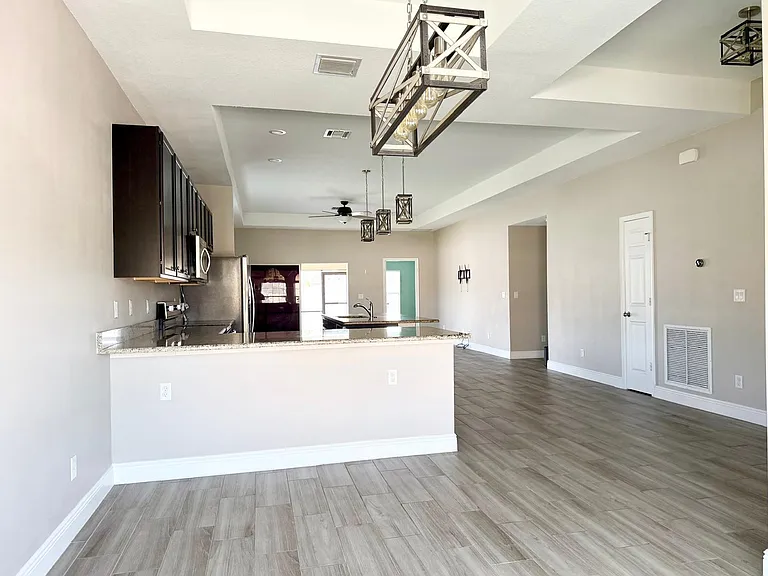 340 Palm Breezes Dr — Photo 12