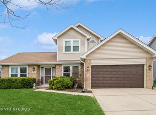 430 Cimarron Dr W, Aurora, IL 60504