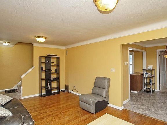 5th image of 1588 Woodhurst Ave