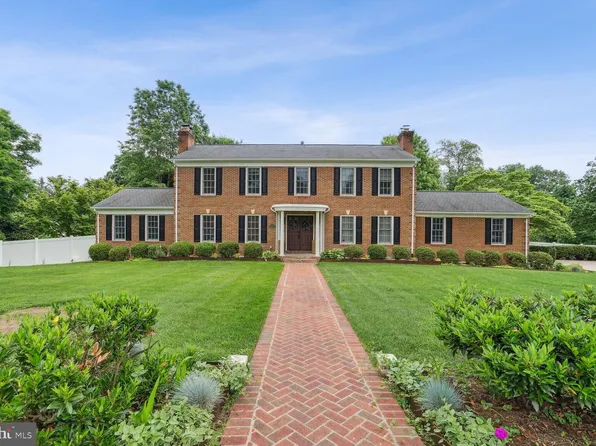 1423 Carrington Ln, Vienna, VA 22182