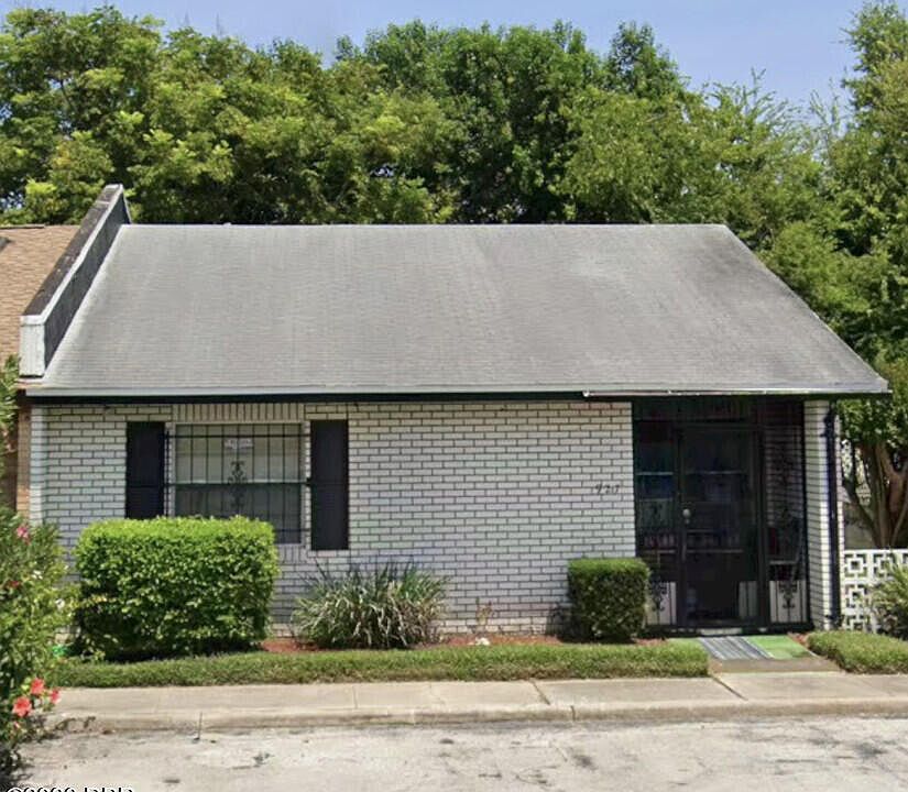 1st image of 927 E Millard Ct