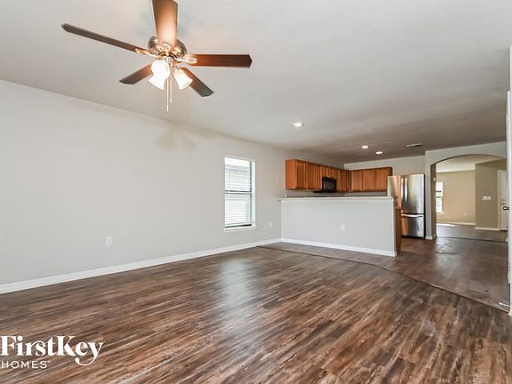 4th image of 724 Chatham Walk Dr