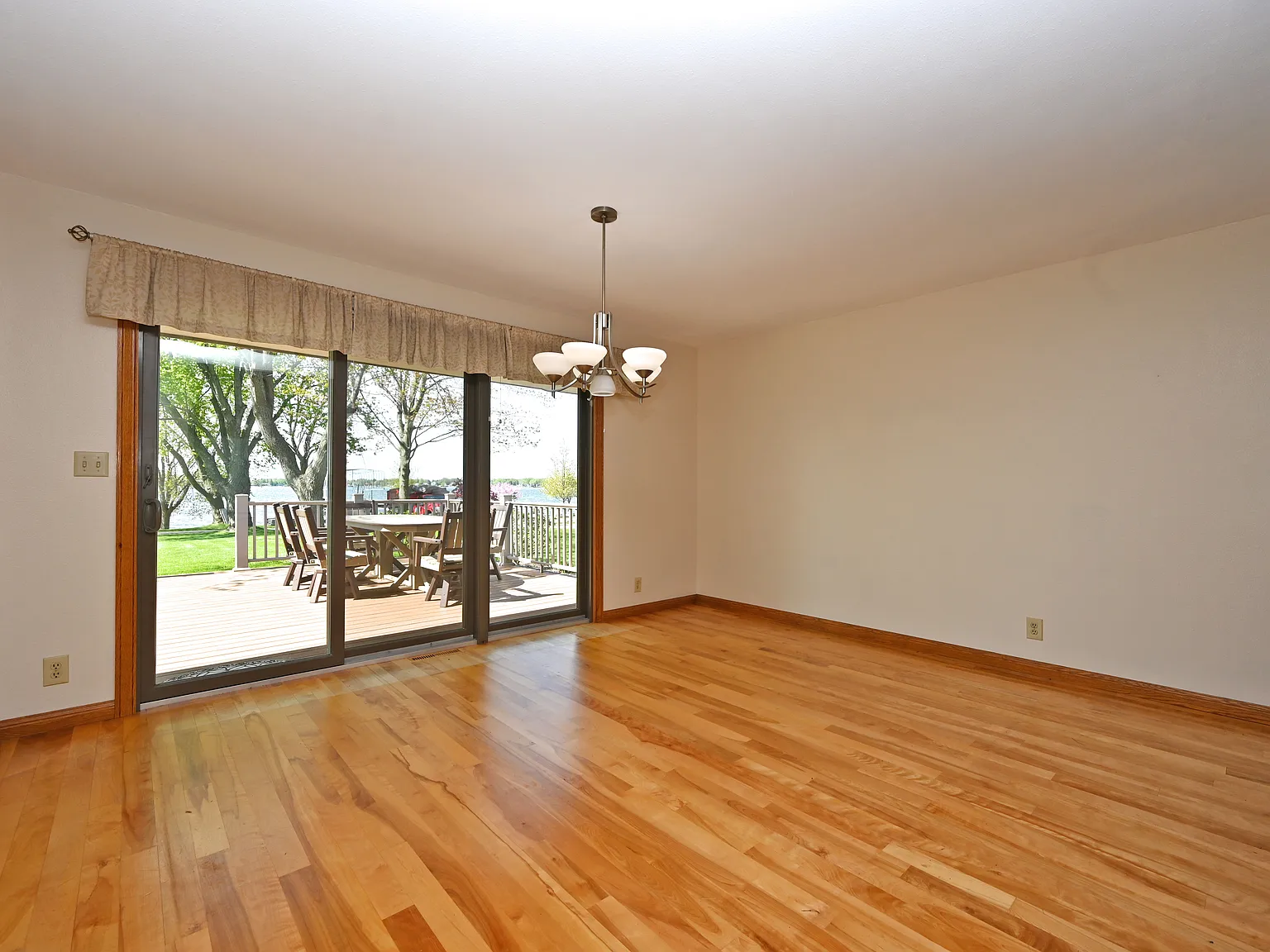 4 bed, 2.5 bath, 2100 sqft, $4,995 — Photo 4