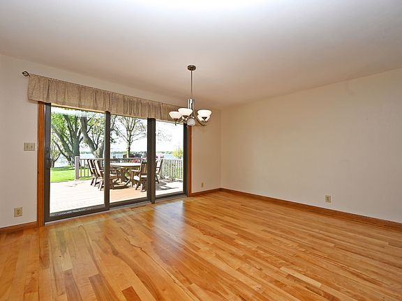 5th image of 202 Lac La Belle Dr