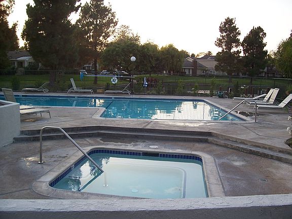 Pool and Jacuzzi with view on the lake