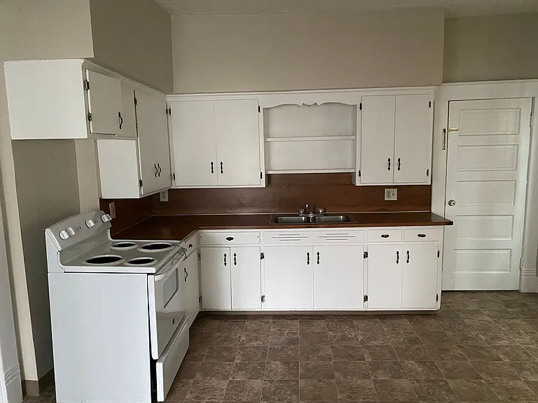747 E Main St — Photo 11