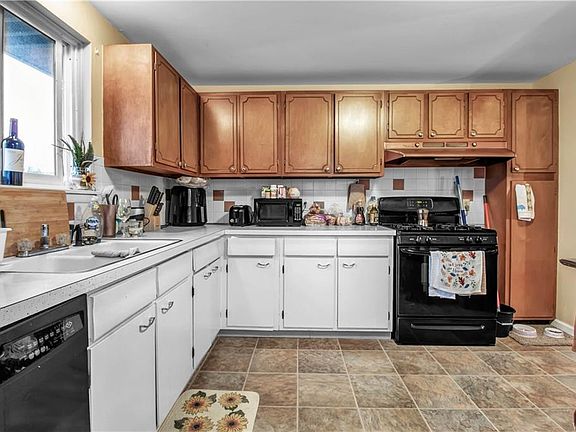 4th image of 22 Sandy Ln