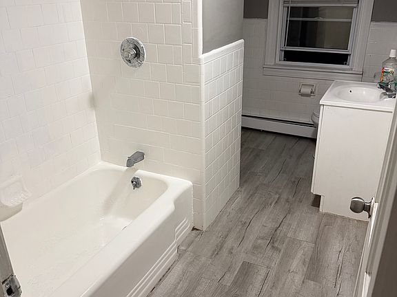 3rd image of 33 Montrose St Floor 2