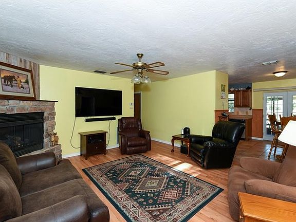 4th image of 3998 45th St E