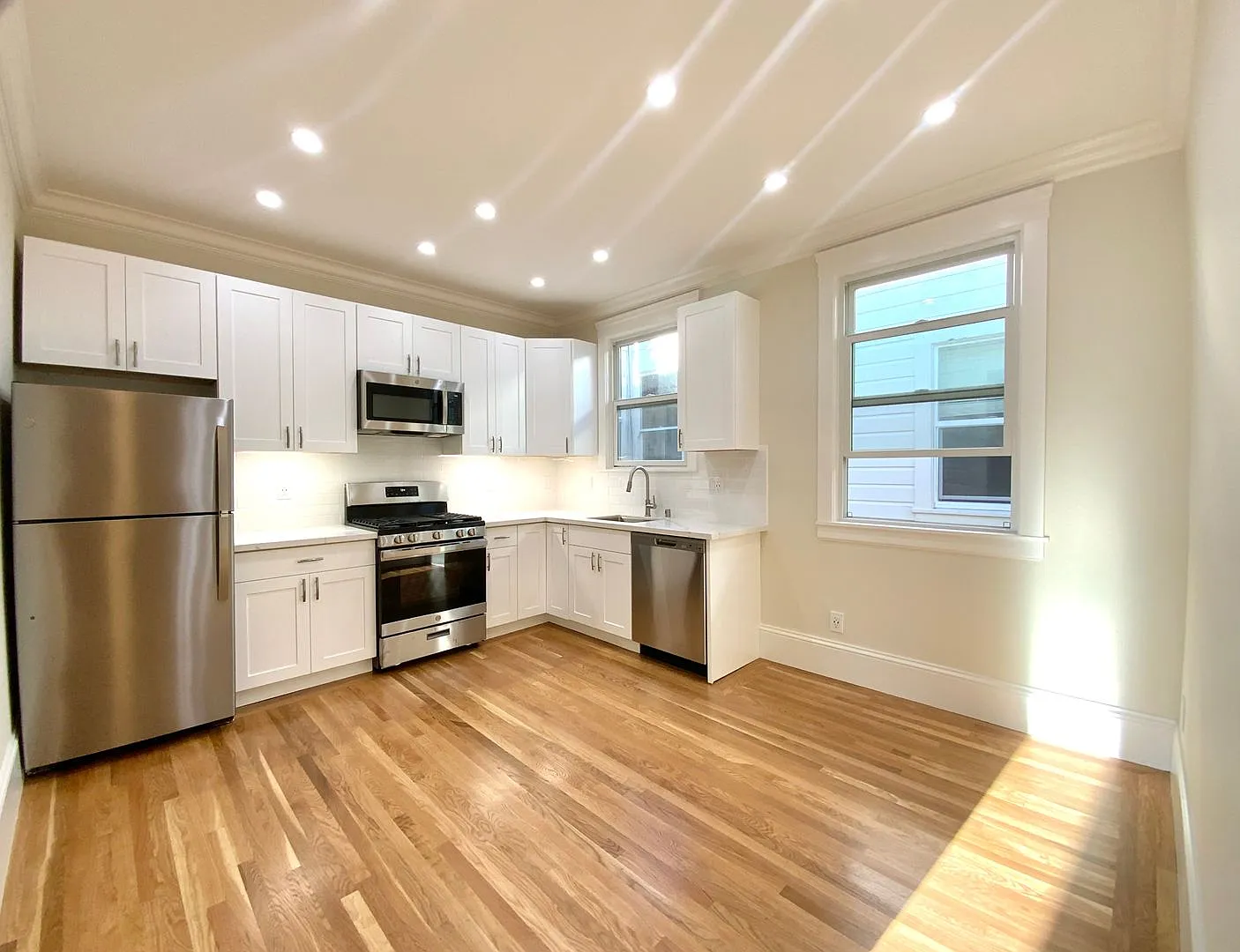 Remodeled 1br/1ba. Top Floor! Parking Avail.! Laundry! Dishwasher! — Photo 2