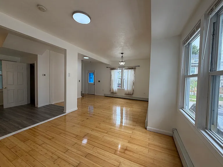 38 Marion Ave N — Photo 5