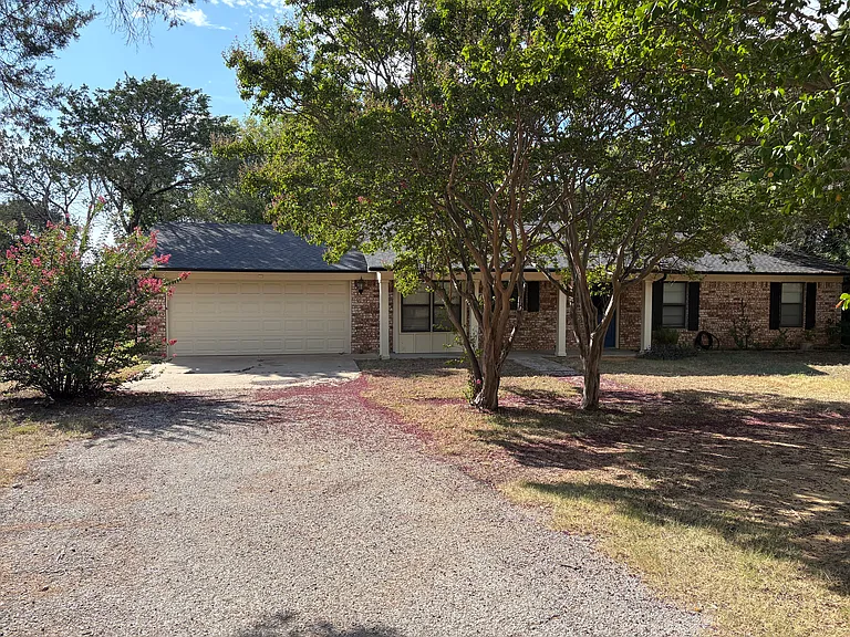 520 Crestwood Dr — Photo 2