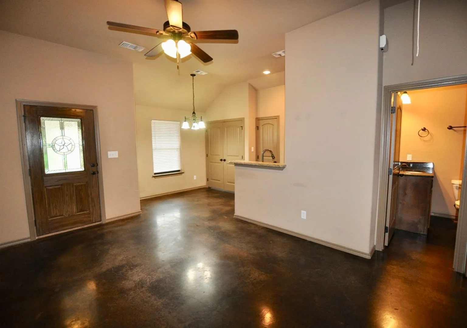 For Lease - 1 Br 1 Ba Unit In Triplex In Stephenville. Covered Parking. Five Blocks To Tarleton S... — Photo 4