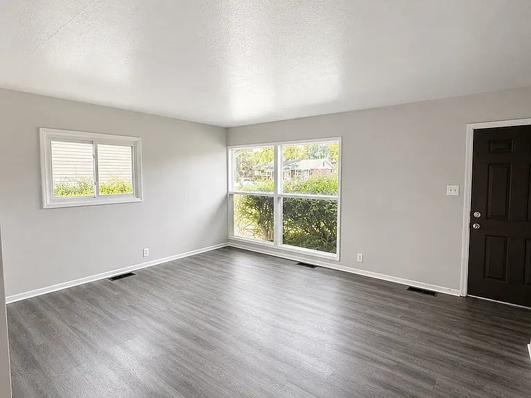 1118 Ebeling Dr — Photo 2