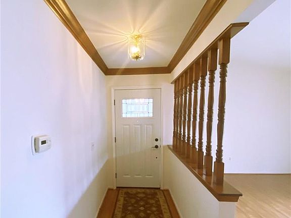 4th image of 662 Country Club Dr