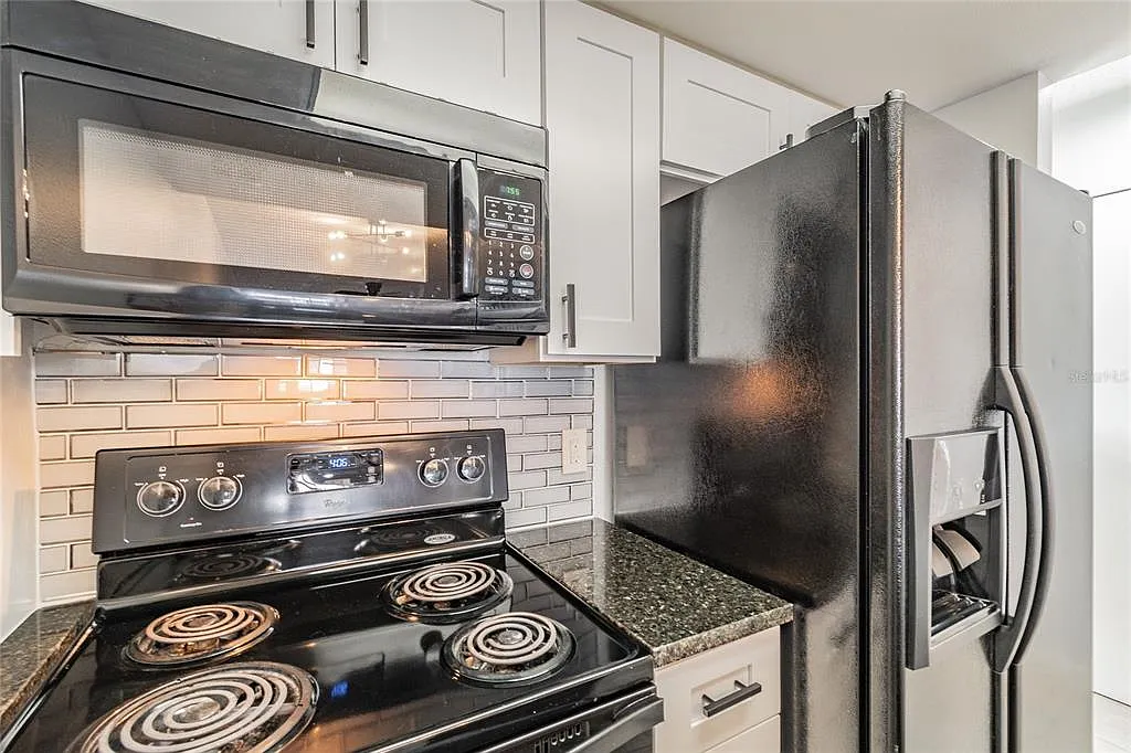 2 bed, 1.5 bath, 1280 sqft, $2,000 — Photo 2