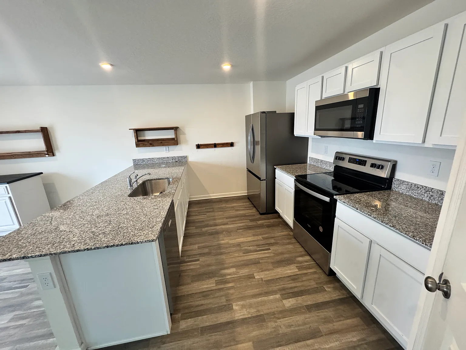 Beautiful 4 Beds 2.5 Baths in Sumterville — Photo 3