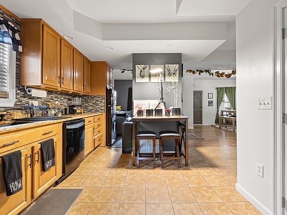 5th image of 928 Middle St