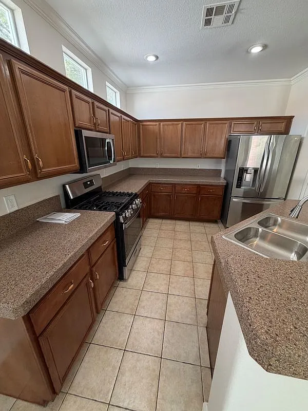 4 bed, 2.0 bath, 1899 sqft, $2,950 — Photo 4