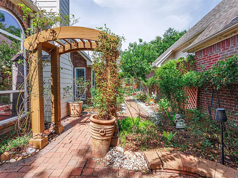 1247 Misty Lake Ct — Photo 28
