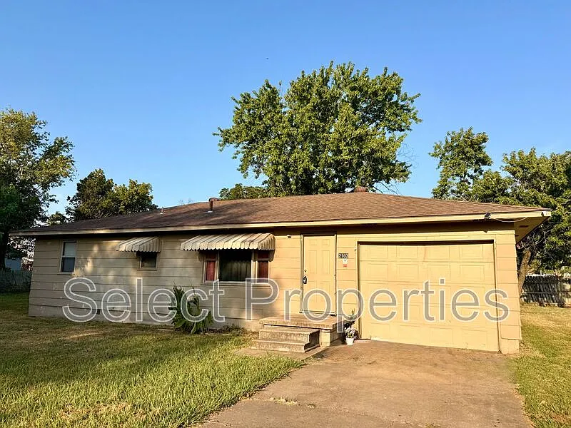 3 bed, 1.0 bath, 1200 sqft, $1,200 — Photo 1