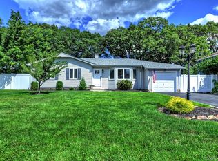 135 Cirrus Rd, Holbrook, NY 11741