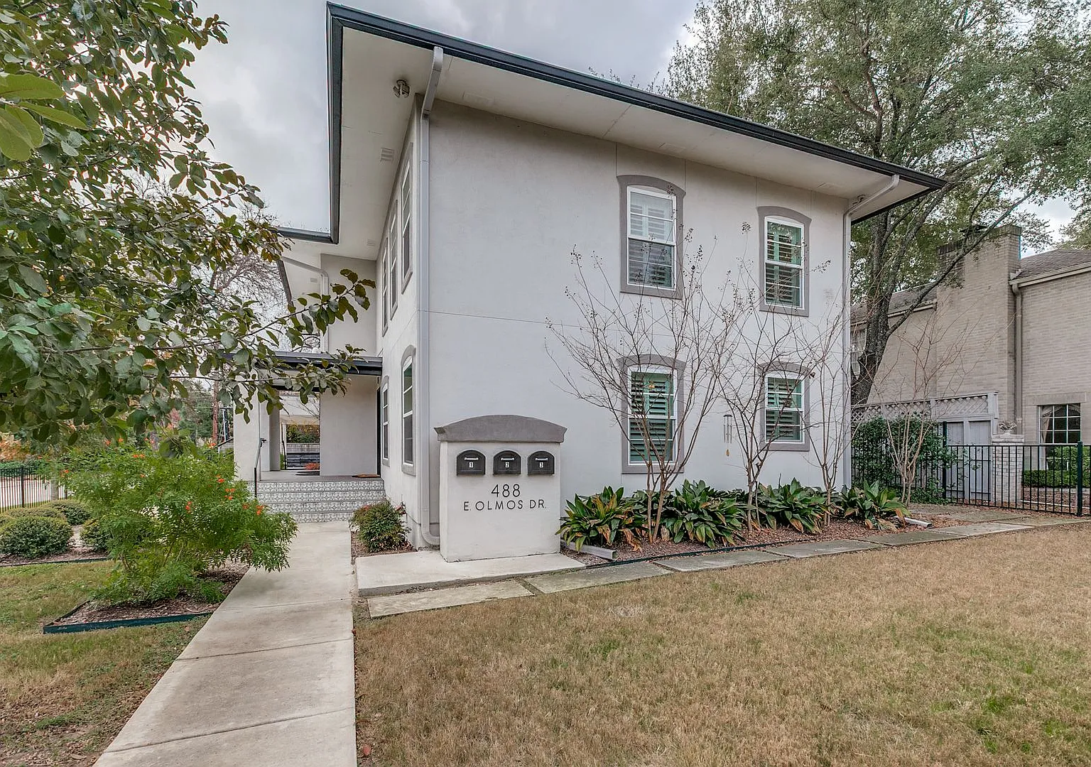 Beautiful 3-Bedroom Apartment In Olmos Park — Photo 2