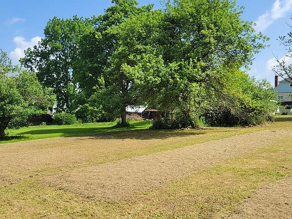 4th image of 385 Maple Ave