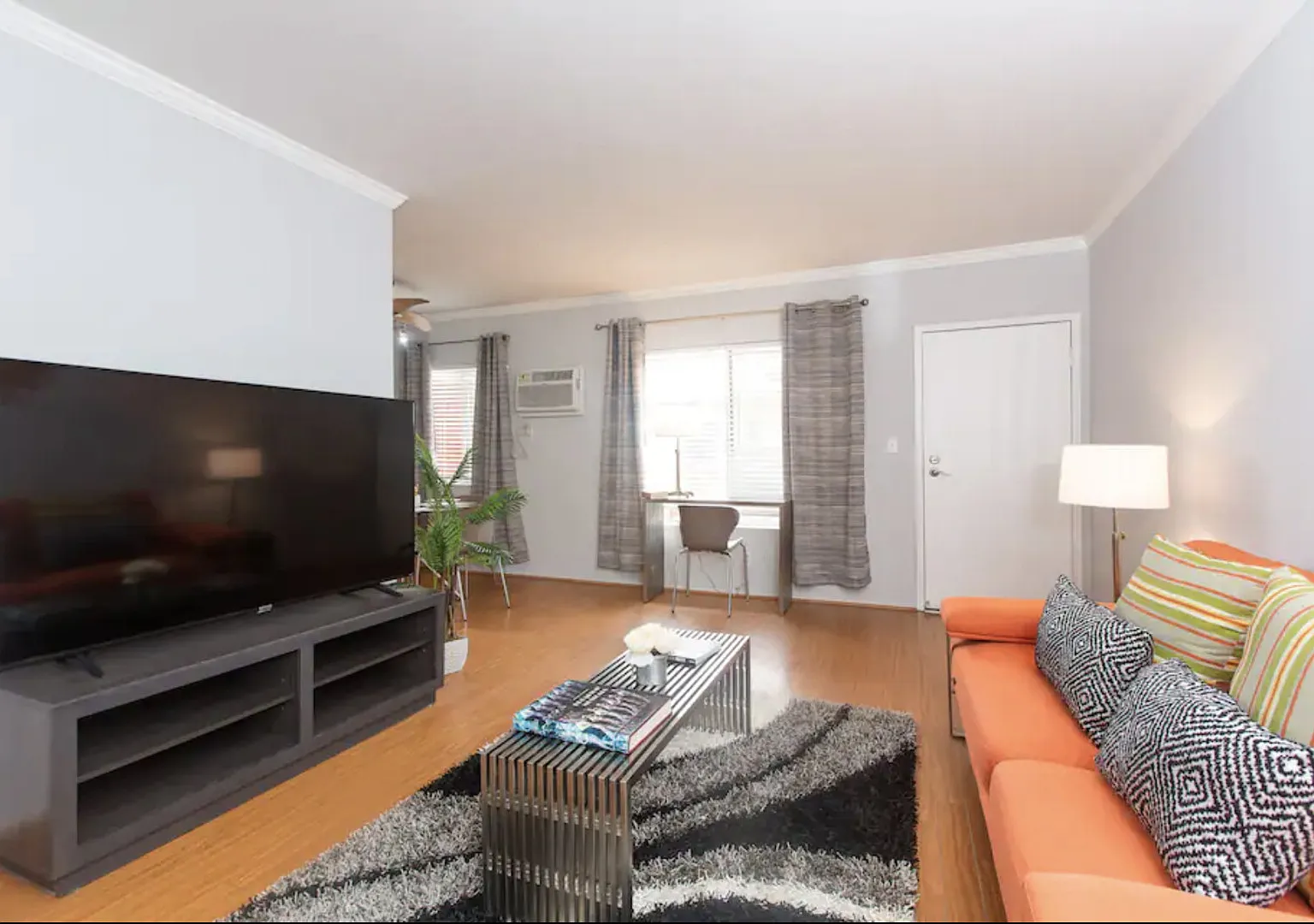 Sunny & Trendy 1 Bedroom Flat in West Hollywood — Photo 1