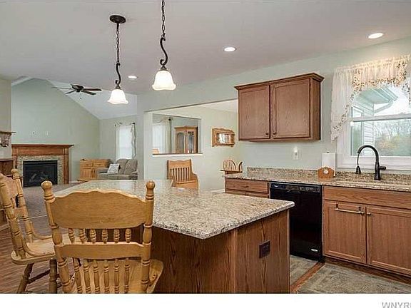 5th image of 33 Newberry Ln