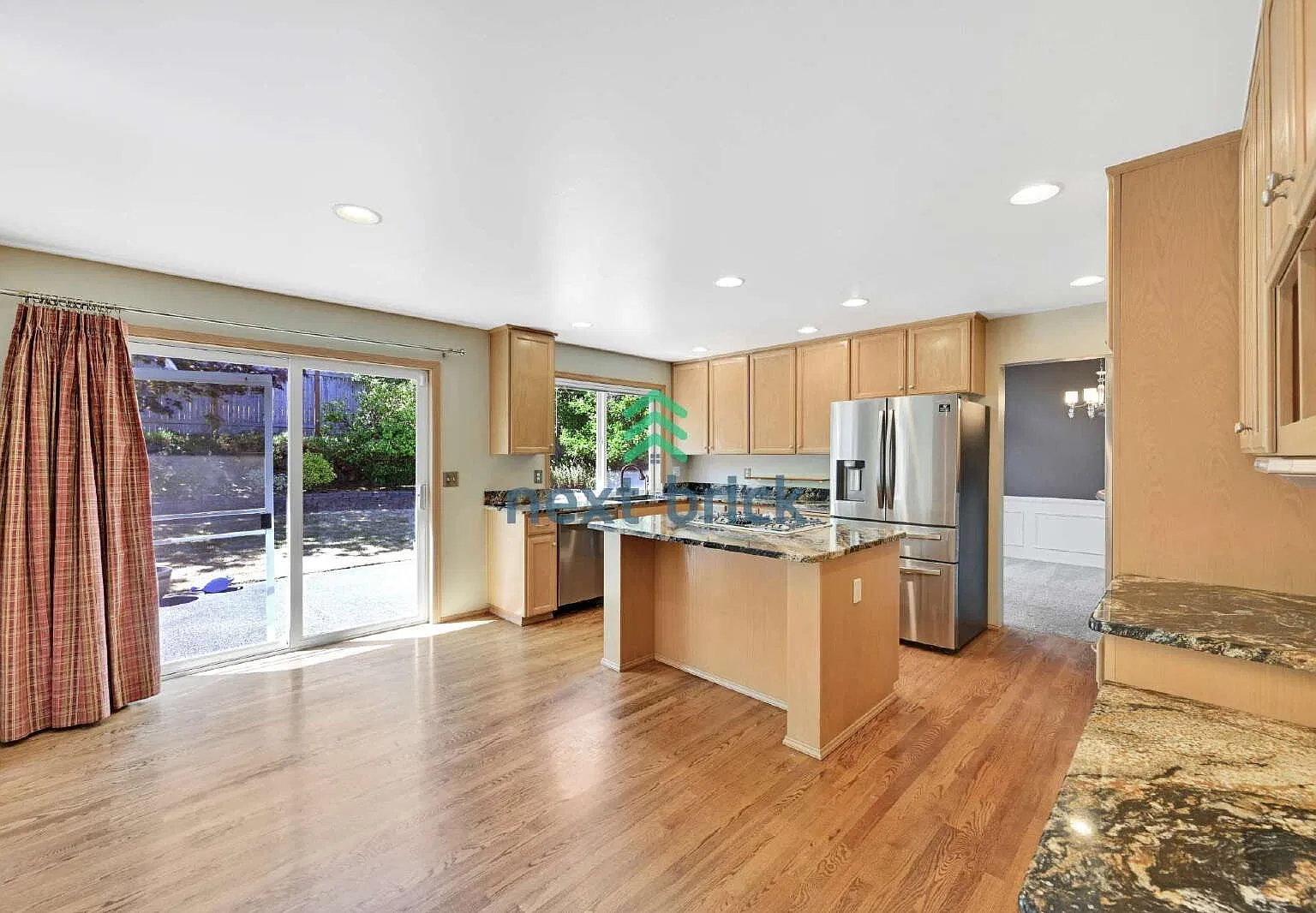 4 Beds & 2.5 Baths for Rent — Photo 3
