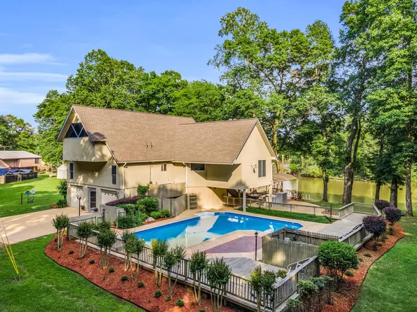 1873 Sandyland Dr, West Point, MS 39773