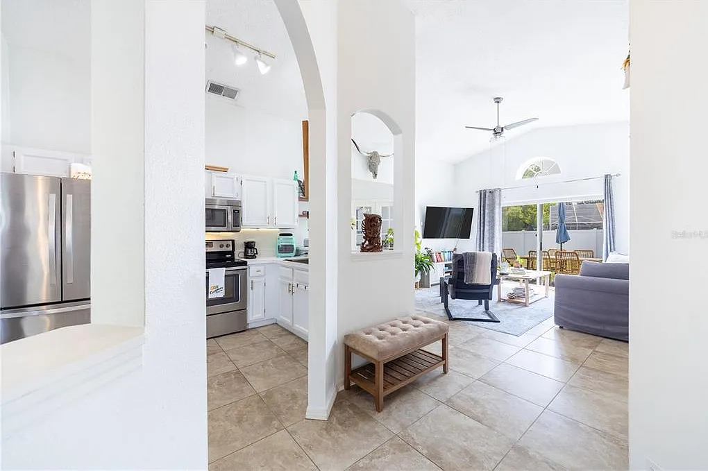 3 bed, 2.0 bath, 1096 sqft, $2,550 — Photo 4