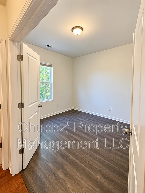3 bed, 2.5 bath, 2242 sqft, $2,400 — Photo 3