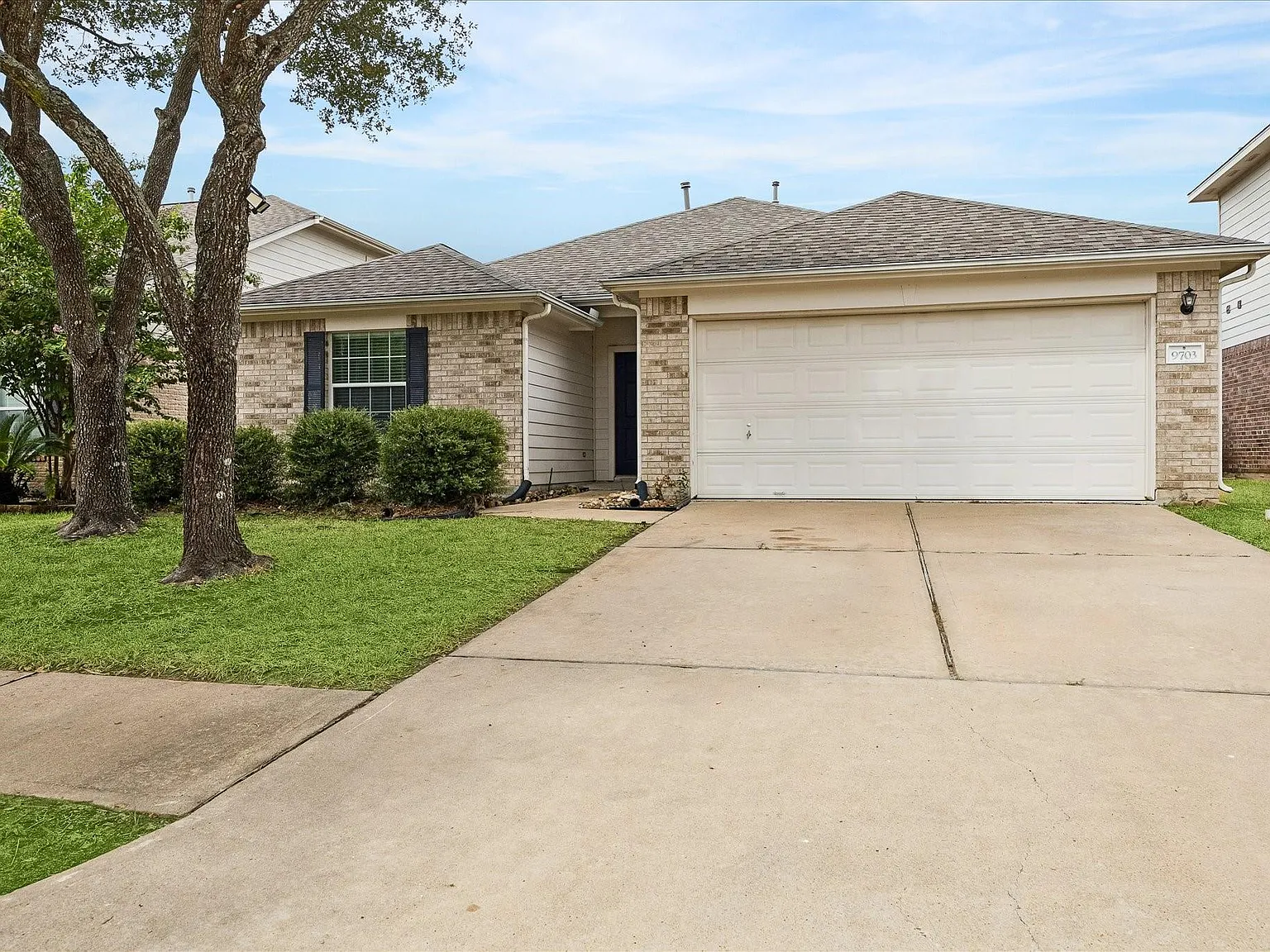 3 bed, 2.0 bath, 1456 sqft, $1,900 — Photo 2