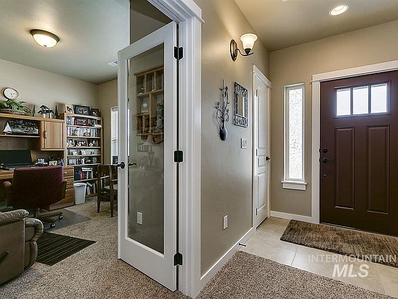 4th image of 504 W Briar Hl